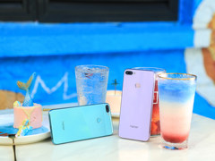 黑白金已过时 时下多彩高颜值全面屏手机了解一下？