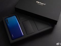 荣耀发布Magic2官方图赏 再现红蓝CP