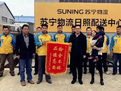 暖心！双十一派件高峰  快递小哥丢下工作去救人
