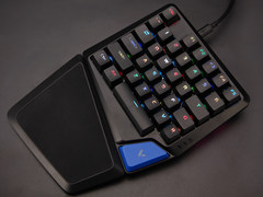 雷柏V550RGB幻彩背光单手游戏机械键盘图赏