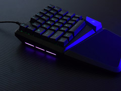 小巧精悍更具游戏快感  雷柏V550RGB机械键盘图赏