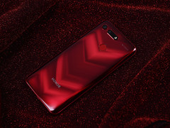 科技潮流旗舰标杆 荣耀V20 MOSCHINO联名版图赏