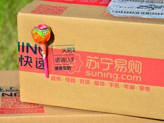 快递盒上的小惊喜  圣诞节苏宁物流甜蜜配送中