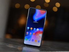 黑瞳全视屏+潮流渐变 三星Galaxy A8s图赏