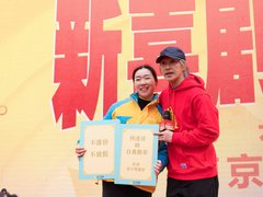 周星驰携《新喜剧之王》空降苏宁  物流大姐演技获剧组点赞