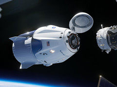 SpaceX飞船与国际空间站成功对接 马斯克：将在月球建永久基地送人类往火星