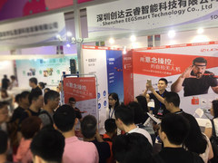 UDrone意念无人机引爆深圳礼品展  “意念控制”黑科技引众人围观