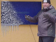 中国制造获俄罗斯大叔点赞：冻成冰都也能开机！