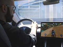 老司机埃隆·马斯克，教你如何“用汽车方向盘玩汽车游戏”