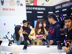 　　5G体验馆现身北京合生汇 京东年货节红红火火