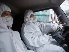 给方舱送货：4吨物资 90后小伙一个个扛上车