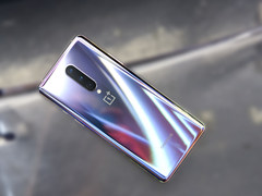 一加8银翼版上手：镜面+渐变色打造 这个猛男粉很潮