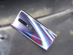 180g极致手感加持，一加8银翼：颜值也是新的高峰