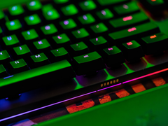 吃鸡晋级利器，雷蛇猎魂光蛛精英版游戏键盘绽放精彩