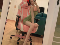 电竞小姐姐的游戏伴侣，初音王座电竞椅释放你的少女心