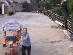 监控喊话的儿子和父亲视频了，这家京东门店的小小举动获网友点赞