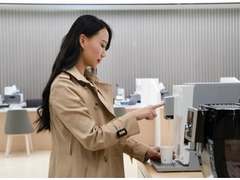 华为全球首家新模式客户服务中心开业：除了修手机还能玩VR喝咖啡
