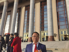 新华三集团员工曾富贵荣获“全国劳动模范”称号，在人民大会堂接受表彰