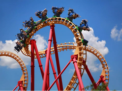 过山车启动的前一刻，她身上的安全装置松了