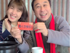 零售云店主自制暖心告示牌，要帮老人免费贴春联！
