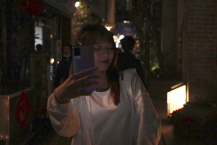 能照亮黑夜的vivo s9 重新定义了手机的自拍技术