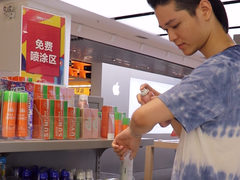 苏宁极物门店可免费喷涂防晒霜