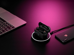 低延迟+Qi无线充，雷柏VM700S蓝牙背光游戏耳机视频