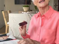 网易有道词典笔——73岁“人类高质量”奶奶梅耶马斯克的中文学习之选