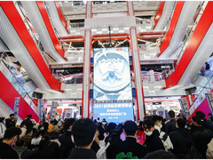 S11总决赛之夜人气火爆 超万人在西安京东MALL见证EDG夺冠