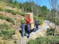 爬6000级台阶送酒柜！这是卡萨帝七星级服务最生动的诠释