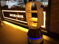 春节多地餐饮市场迎来消费旺季 大量餐企招聘机器人服务员