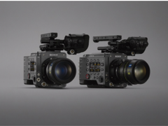 这台电影摄影机，和阿汤哥一起坐在战斗机里