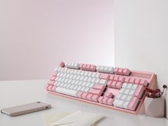 尽享方便操纵 雷柏V500PRO多模版草莓牛奶背光游戏机械键盘图赏