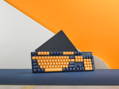 设备切换氛围玩家，雷柏V500PRO蔚蓝黄潮多模版游戏机械键盘上市