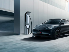 首发搭载华为鸿蒙车机OS 极狐阿尔法S全新HI版上市