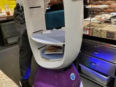 国庆吃什么？ 送餐机器人等你来体验