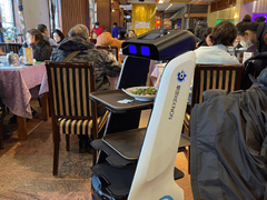 春节餐饮业黄金季即将如期而至 送餐机器人为你服务