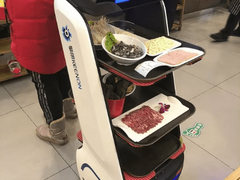 香港与内地实施首阶段通关 送餐机器人助力香港餐饮业复苏