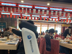 新年餐饮行业火爆 送餐机器人助力餐饮业复苏