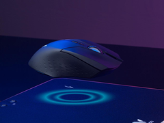 中手型经典升级，标配无线充   雷柏V20W双模无线充电RGB游戏鼠标视频