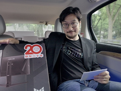 华硕高管为用户送上战杀27显示器 京东618携手品牌推出20周年定制礼盒
