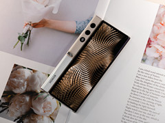 荣耀 V Purse图赏：折出高颜值，薄出科技力