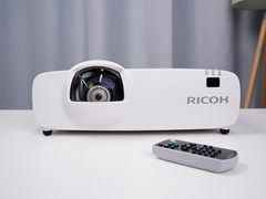 兼顾高亮度和0仰角超短焦，理光RU226ST商务投影仪上手评测