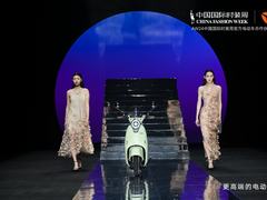 电动超模来袭！雅迪冠能6代 Q50闪耀中国时装周，引领未来出行风尚
