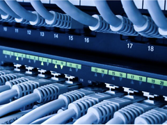 选择数据中心布局：架空地板与架空布线