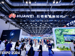 加速广大企业数字化转型，华为星河AI乾坤智企网络解决方案亮相2024中国国际信息通信展