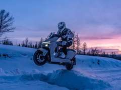 “亿”起飞跃极境！雅迪冠能星舰S80续写凌风驭雪神话