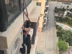 17楼高空安装惊呆老外！超30度高温，东北人抢装海尔空调！
