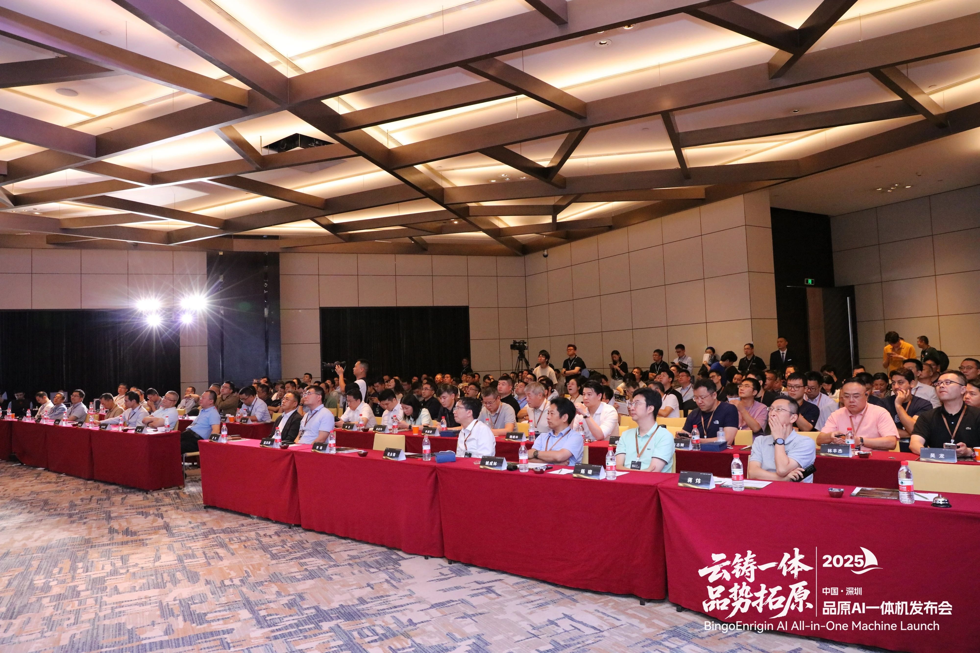 品高股份携手江原科技推出首个全国产16卡高密度算力一体机！