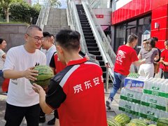 京东电器慰问高温下的空调安装师傅